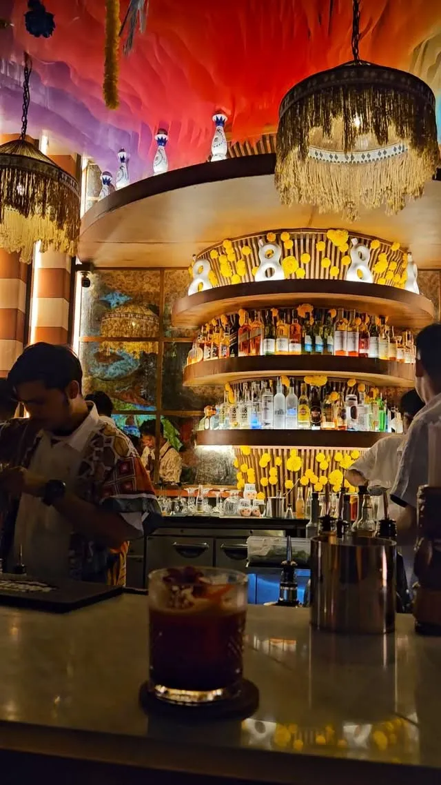 저렴한 호텔 숙박과 호화로운 칵테일의 하루